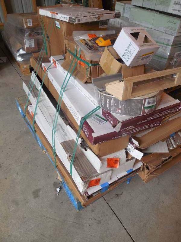 lot 32 image: Huge Pallet lot of assorted flooring items.