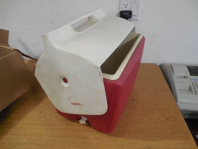 lot 35 image: Igloo Cooler