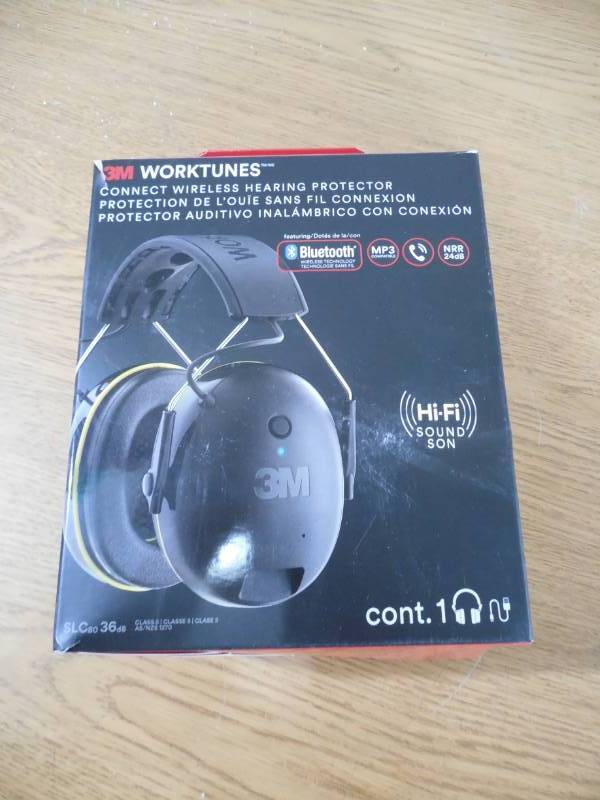 lot 6 image: 3M WorkTunes Hearing Protector with AMFM Radio
