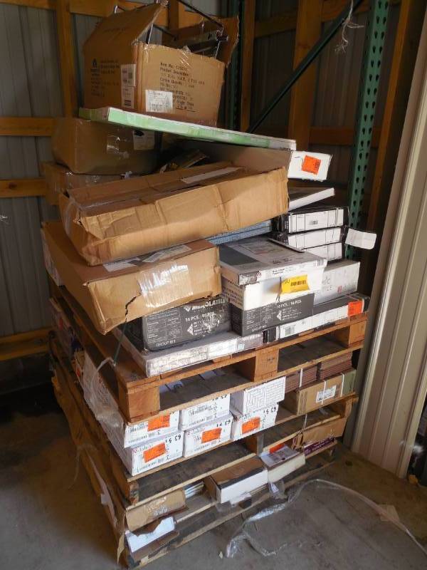 lot 18 image: Huge Pallet lot of assorted flooring items.