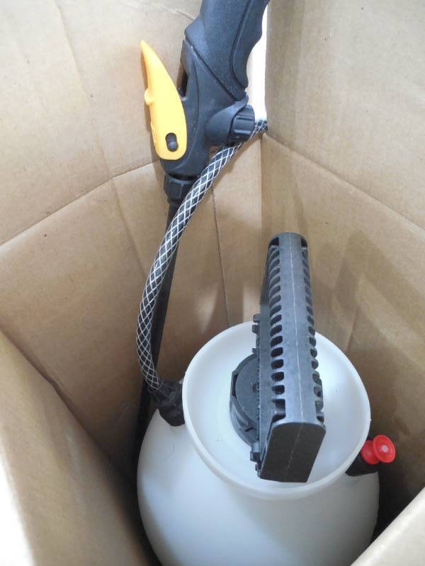 lot 50 image: Roundup 2-Gallon Plastic Tank Sprayer