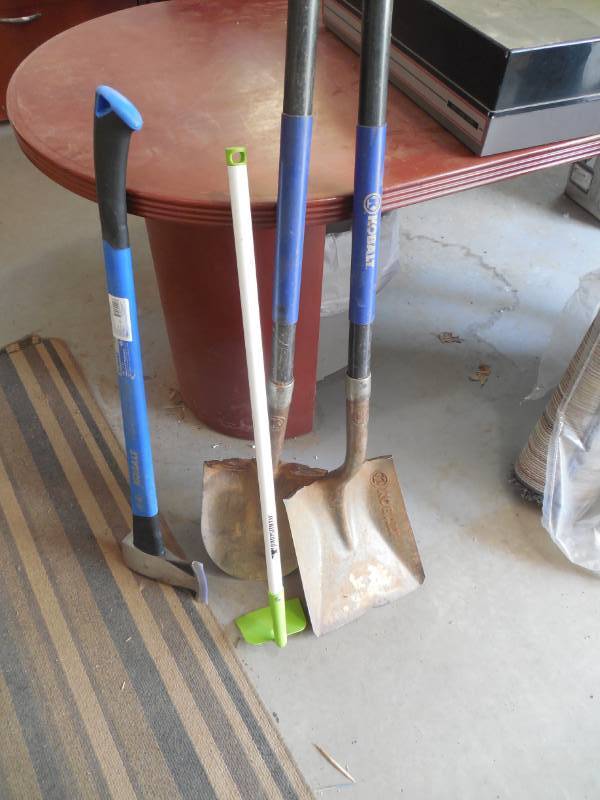 lot 70 image: OUTDOOR HAND TOOL LOT