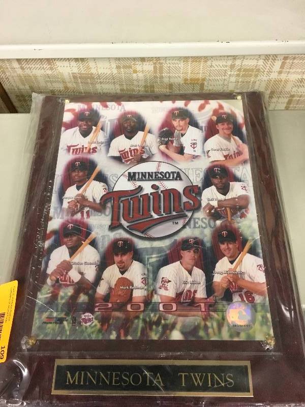 lot 109 image: 2001 Minnesota Twins Plaque