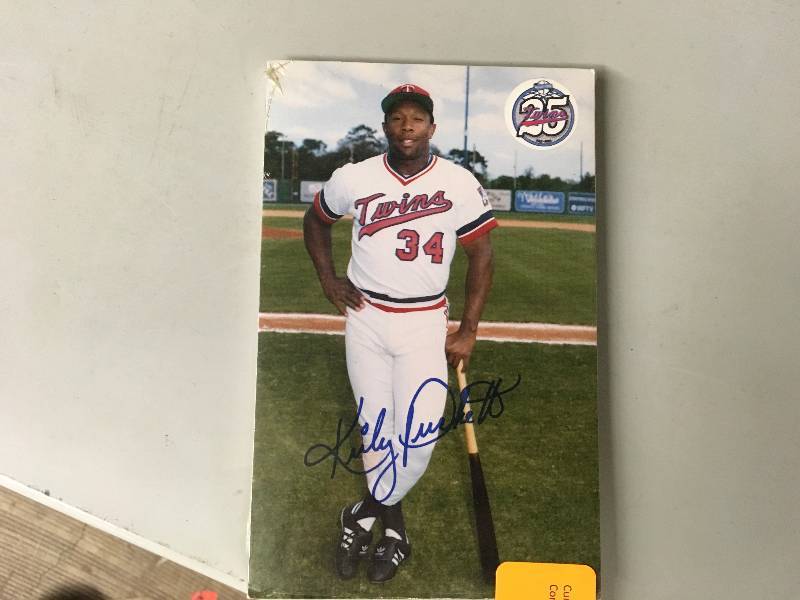 lot 160 image: Unopened 1986 Minnesota Twins Postcard Set