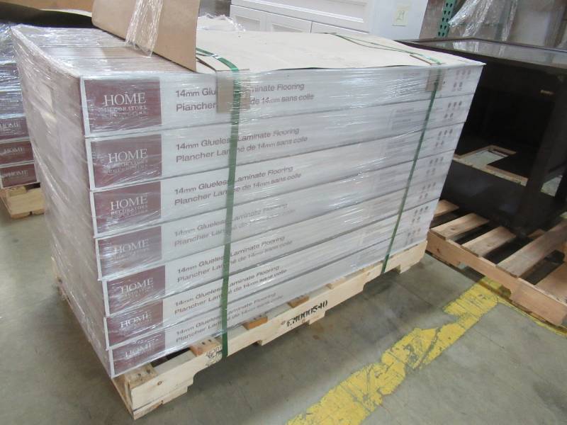 lot 113 image: Pallet of Home Decorators Collection 14mm Vintage Oak Glueless Laminate Flooring - 7 pieces per case (11.46 sq ft.case) - 28 Cases