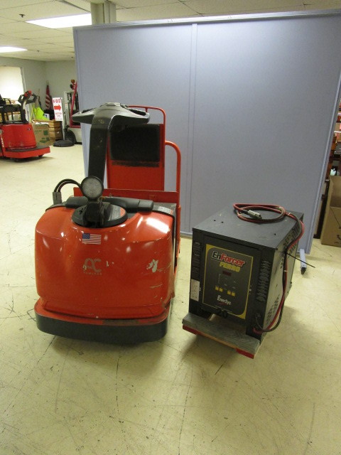 TOYOTA ELECTRIC TOW TRUCK WITH CHARGER