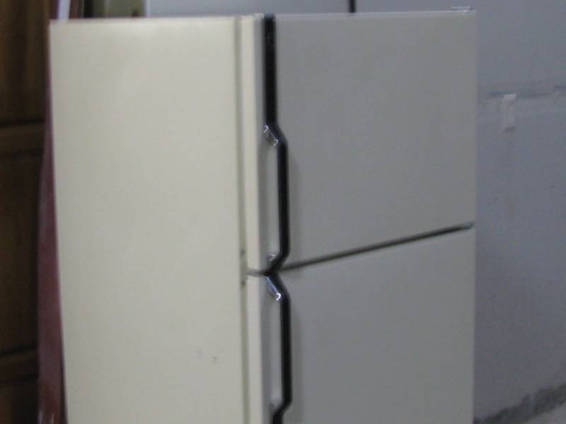 lot 11 image: Kenmore Refrigerator