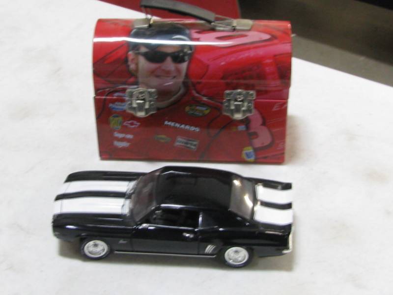 lot 32 image: Dale Earnhardt Jr. Lunch Box