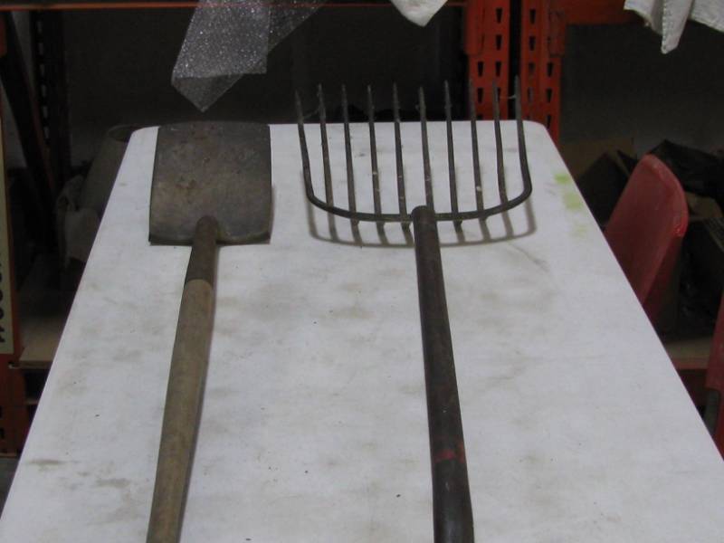 lot 43 image: Silage Fork & Shovel