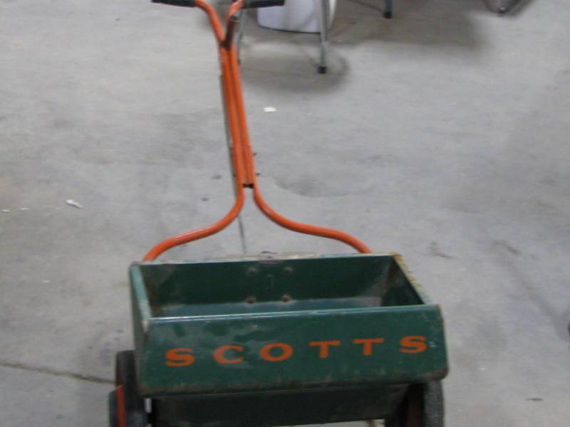 lot 46 image: Scotts Fertilizer Spreader