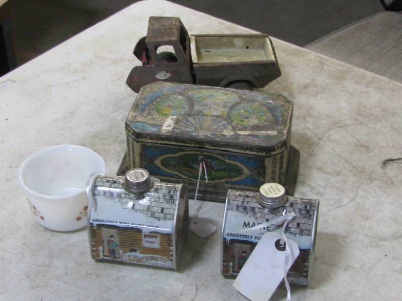 lot 60 image: Tin Ware