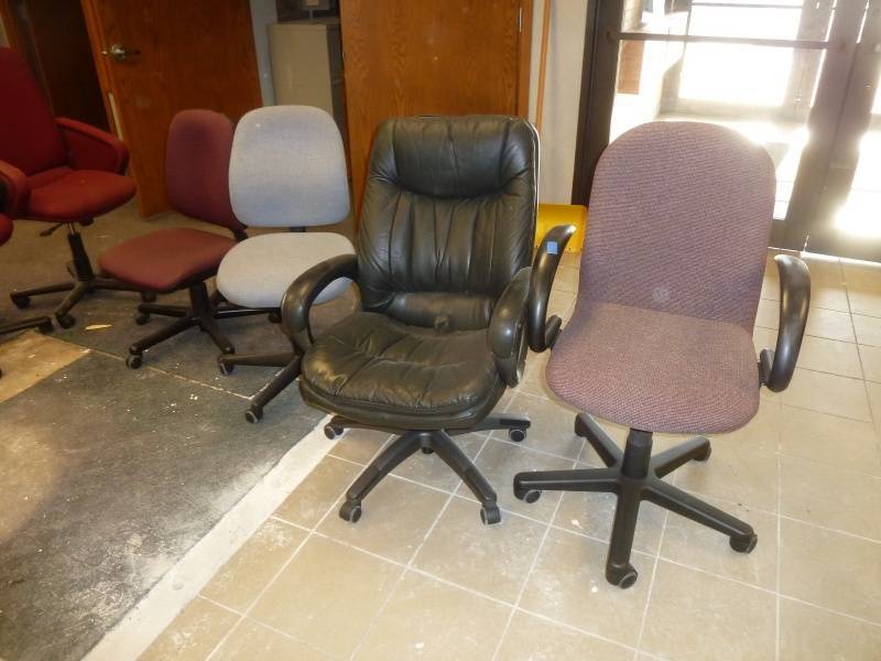 lot 8 image: Office Swivel Chairs