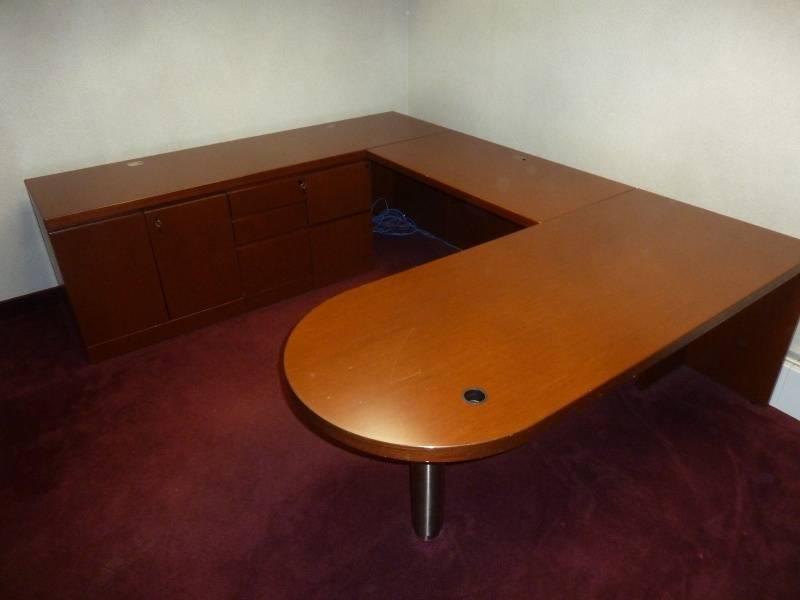 lot 13 image: Office Desk Front Office