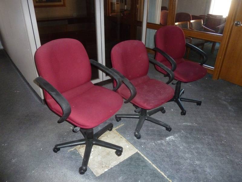 lot 16 image: Red Swivel Office Chairs