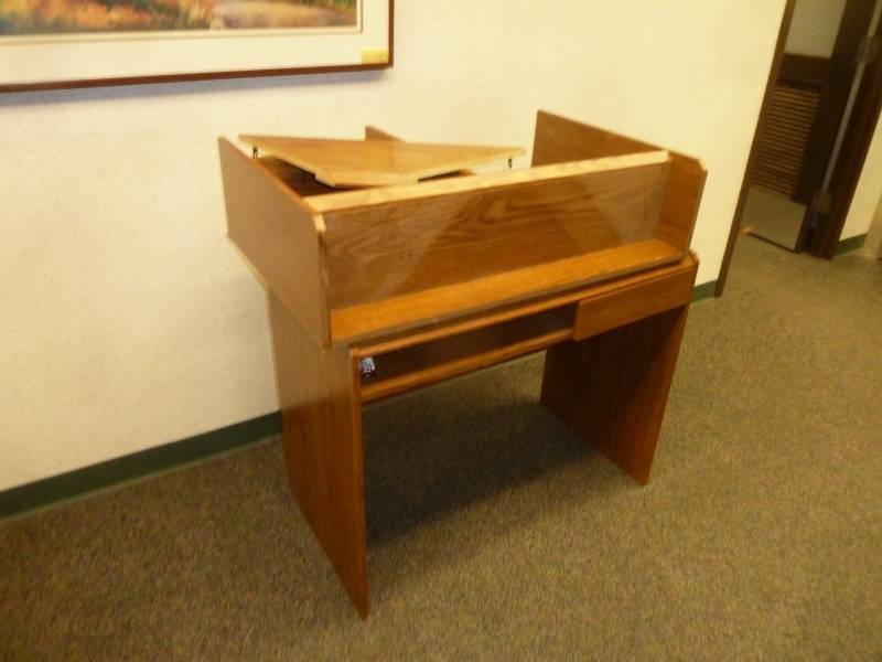lot 28 image: Small desk with top shelf