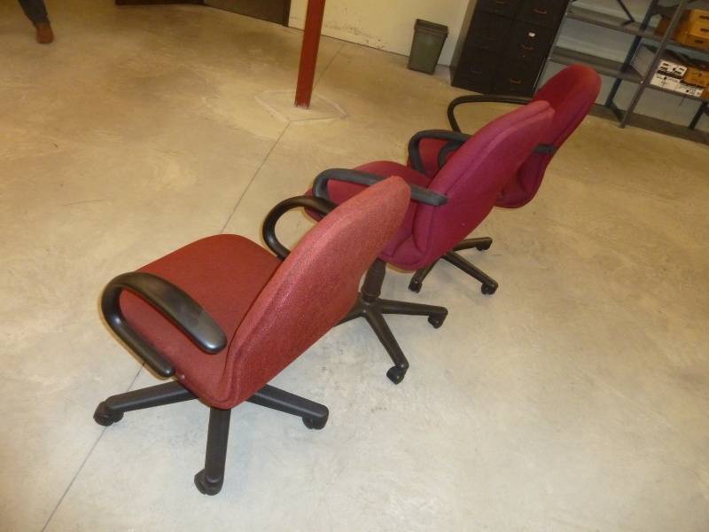 lot 33 image: Red Office Chairs x 3