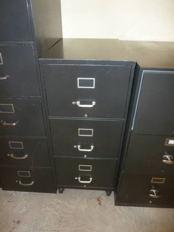 lot 39 image: File Cabinet 3 Drawer On Wheels