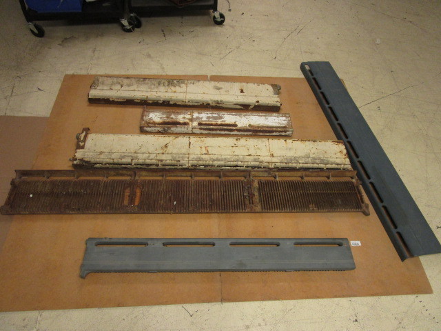 lot 221 image: CAST IRON BASEBOARD RADIATOR HEATER