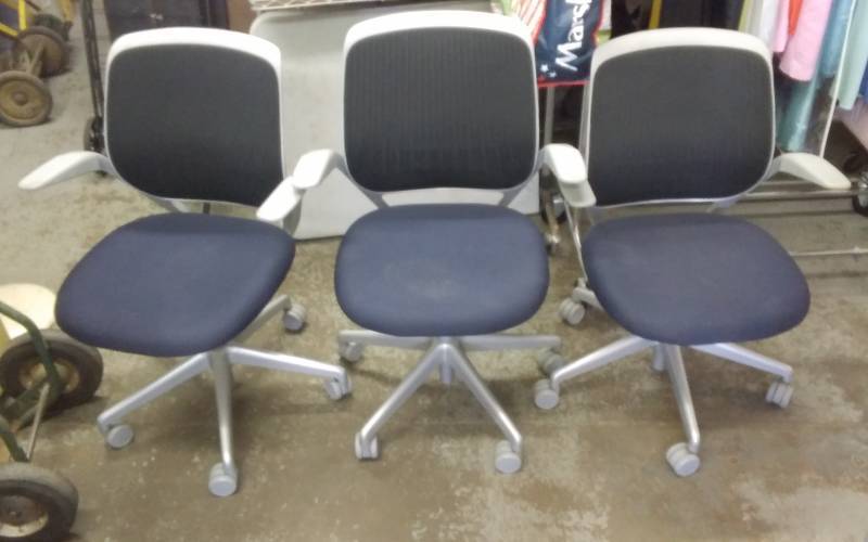 lot 5 image: 3-Adjustable Rolling Office Chairs By Steelcase. (Navy Blue With Black Mesh Back)