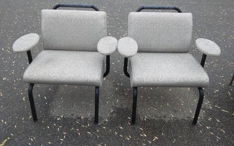lot 9 image: 2-Metal Frame Sweeper Lounge Chairs With Arms GreyBeige