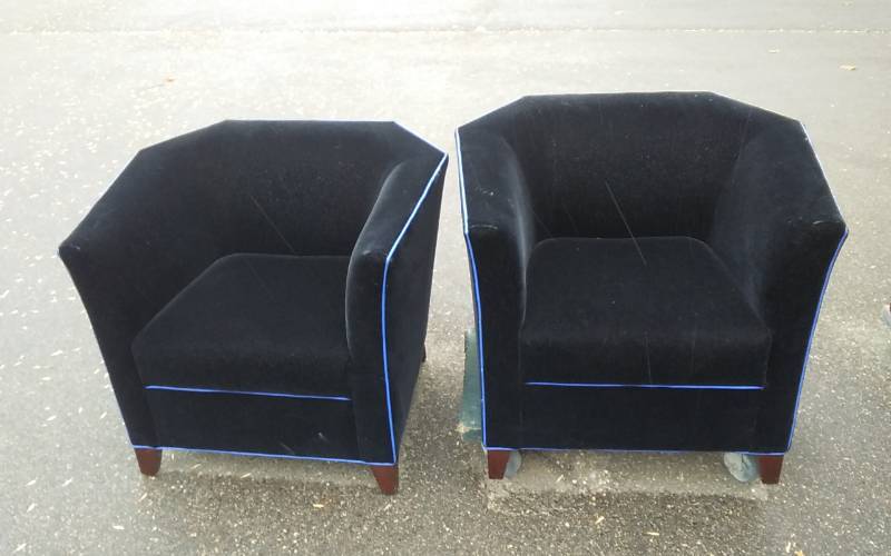 lot 11 image: 2-Bernhardt Side Chairs With Periwinkle Piping