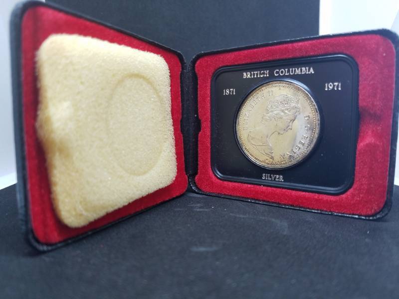 lot 64 image: 1971 British Columbia Silver Dollar and case 50% Silver