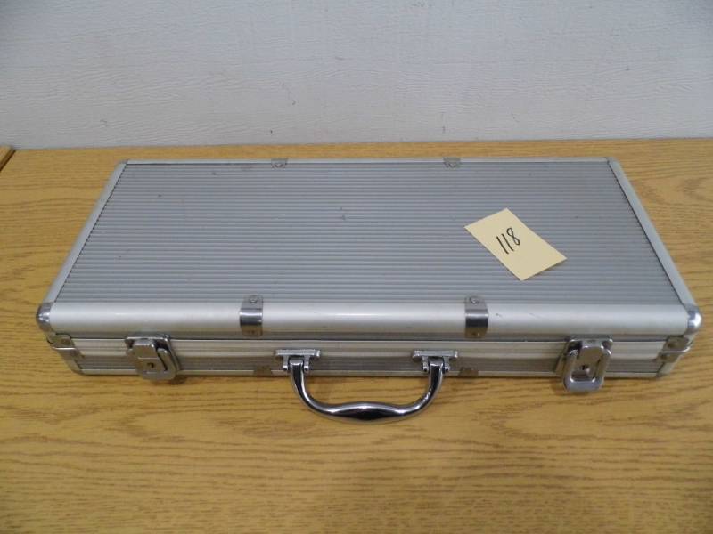 lot 118 image: Poker Set