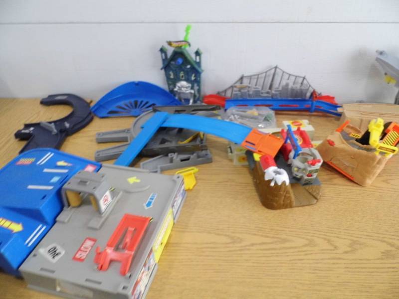 lot 155 image: Hot Wheels Set