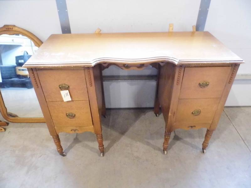 lot 178 image: Vanity wMirror