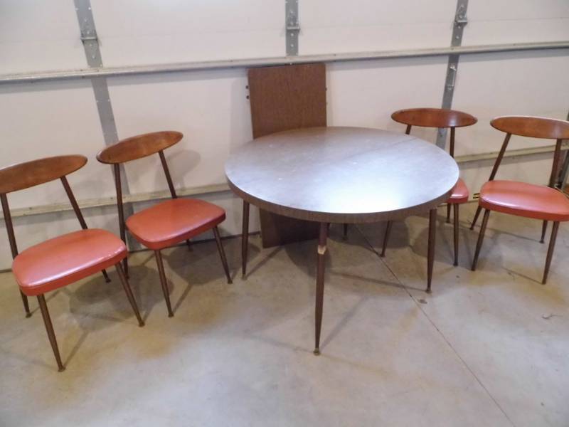 lot 179 image: Table - Leaf - 4 Chairs