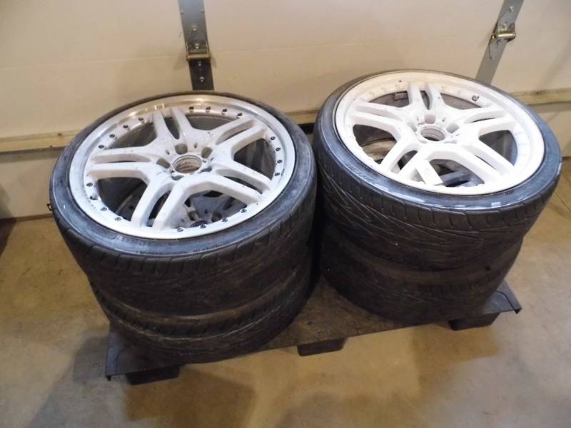 lot 189 image: Lot of 4 Tires w Rims