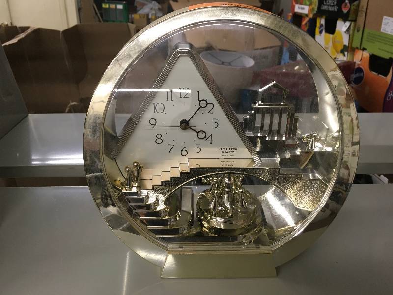 lot 193 image: Rhythm Quartz Clock