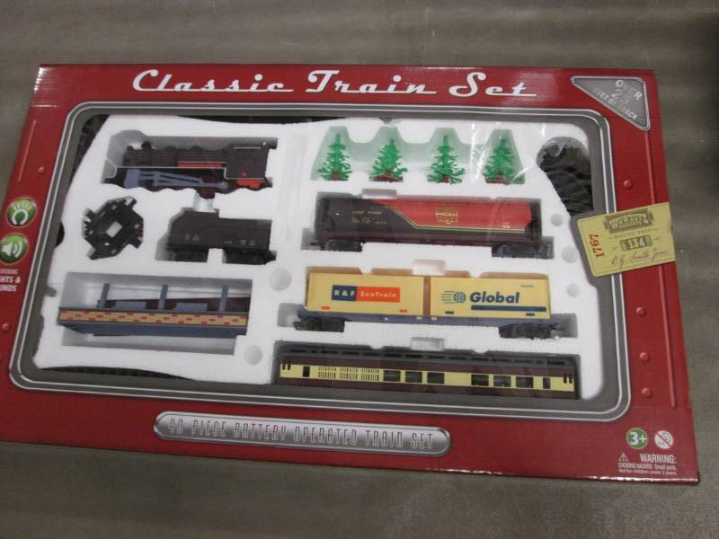 Classic Train Set - 40 pc Battery O...