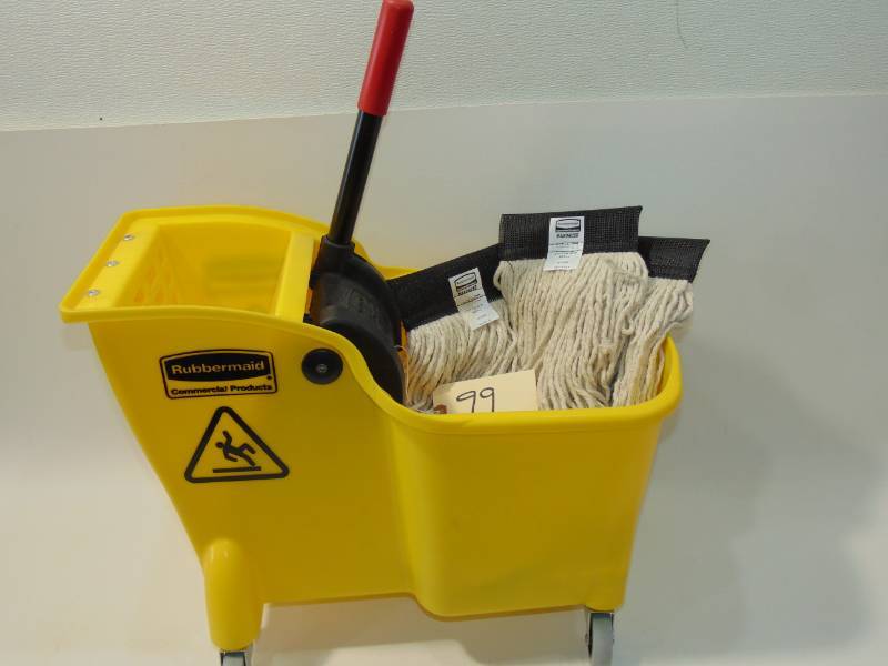 Rubbermaid Mop Bucket with Wringer and  3 Mop Heads