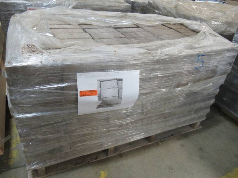 lot 25 image: Belgrade 8 X 4 X 1 12 Toscana Sierra Stockton Stone Pavers - approx 700 pavers per pallet