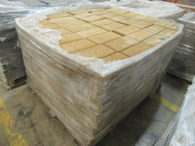 lot 26 image: Belgrade 9 X 4 12 X 2 12 Classic Golden Coast Pavers - approx 450 pavers per pallet