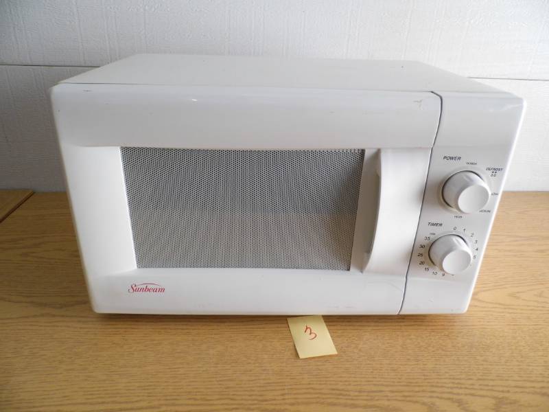 lot 3 image: Sunbeam Microwave