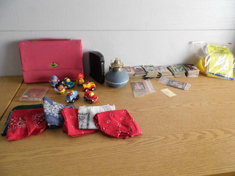 lot 13 image: Sports Cards - Bandanas  - Etc
