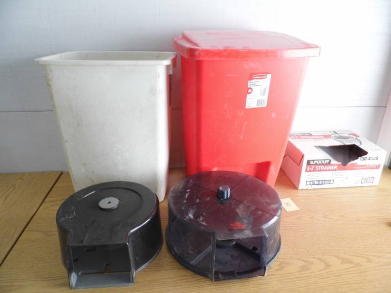 lot 45 image: Garbage Cans - Tissue Dispenser