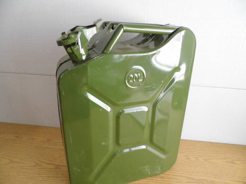 lot 86 image: 20L Green Metal Can