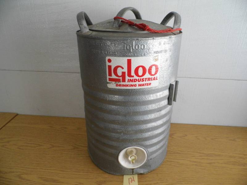 lot 121 image: Igloo 5 Gallon Metal Cooler