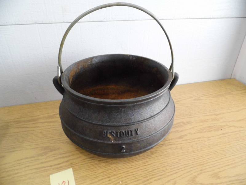 lot 131 image: Cast Iron Kettle - Boat Prop