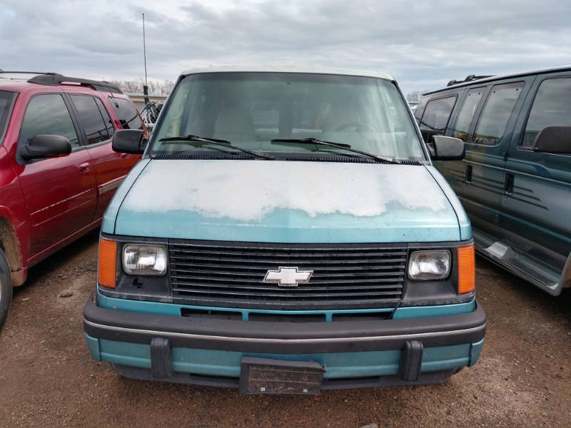 lot 10 image: 1995 Chevy Astro Van