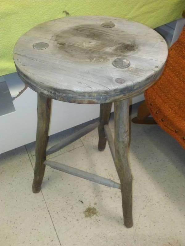 lot 3 image: Vintage 3 legged Wood Stool. Primitive.