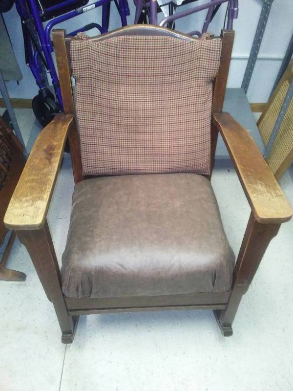 lot 5 image: Cross Cut Oak Wood, vinyl and Cloth Vintage Rocker.