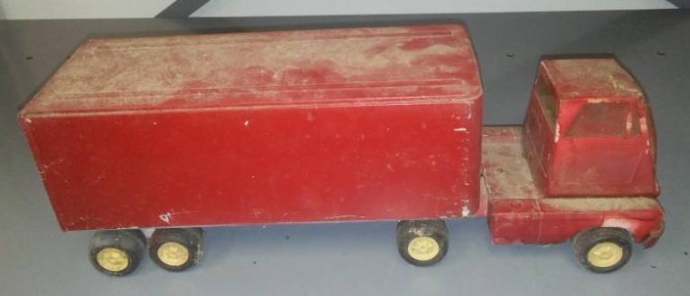 lot 13 image: Tonka semi-tractor trailer