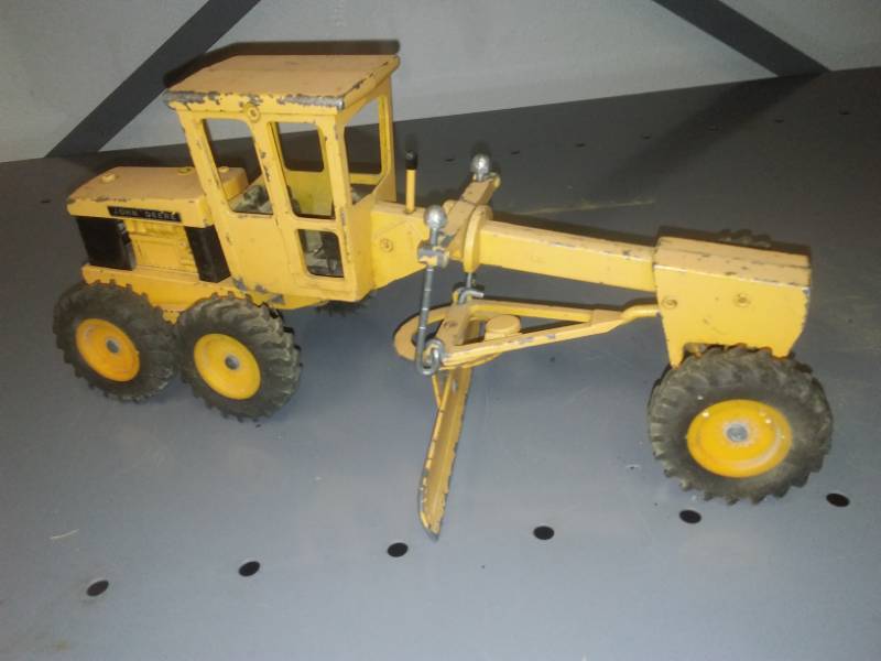lot 14 image: John Deere Road Grader