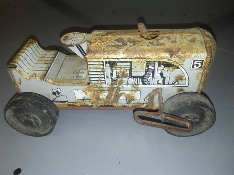 lot 15 image: Tin wind-up tractor, Marx, spring is good with key