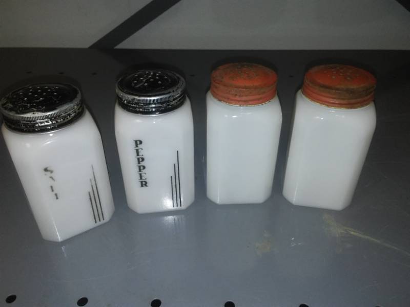 lot 26 image: Salt and pepper set,(2) milk glass