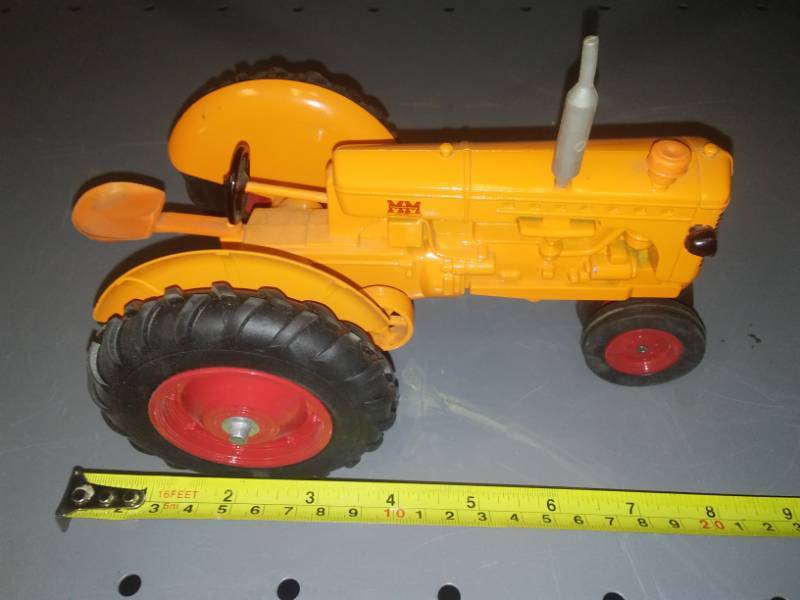 lot 27 image: Minneapolis Moline,MM, narrow wheel tractor